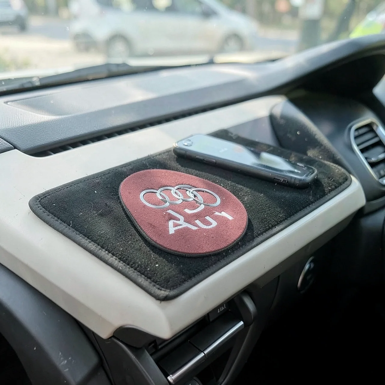 Коврик противоскользящий Audi черный