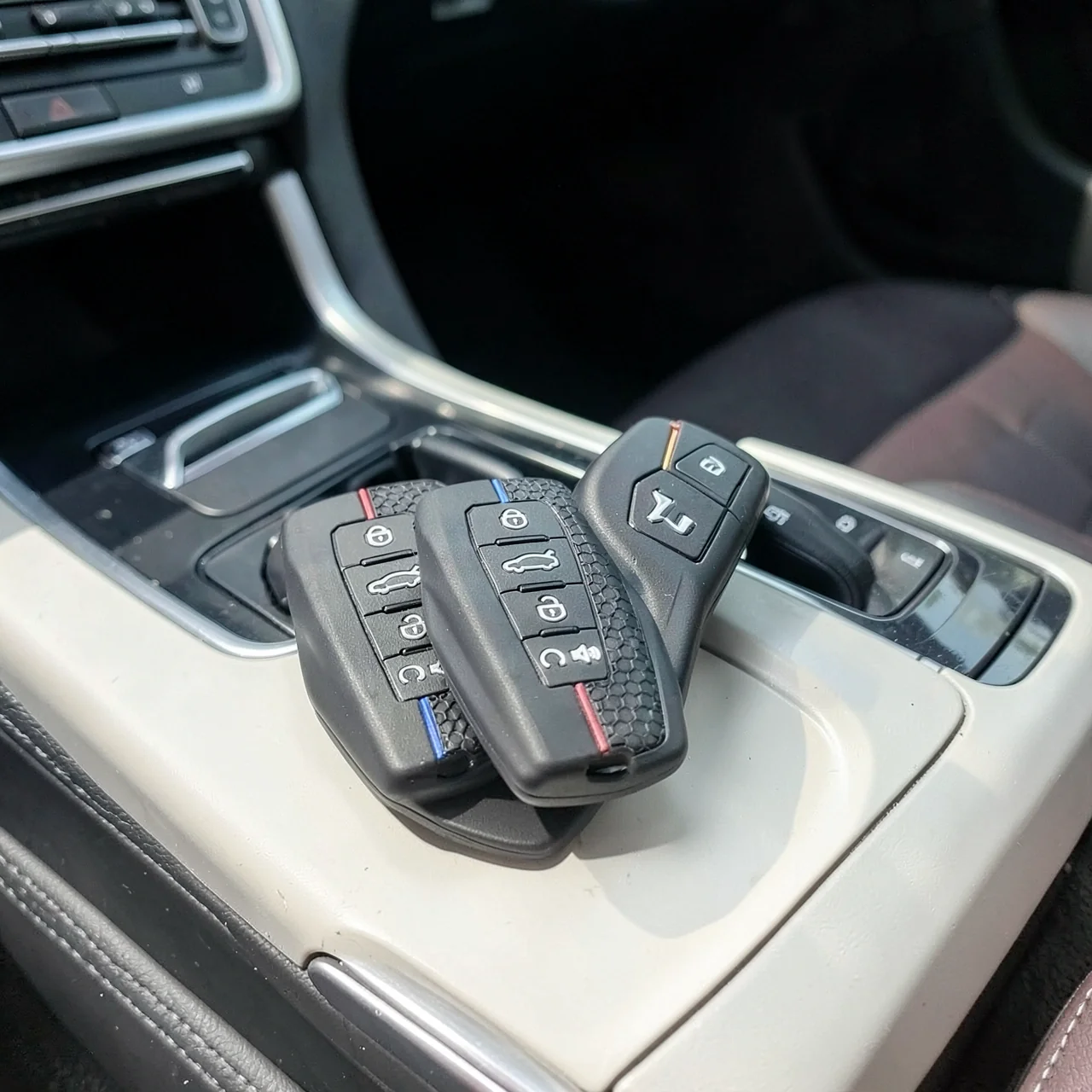 Чехол для ключей Geely черный с красной строчкой