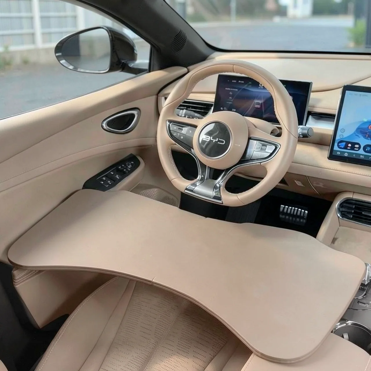 Столик складной для BYD Dolphin коричневый