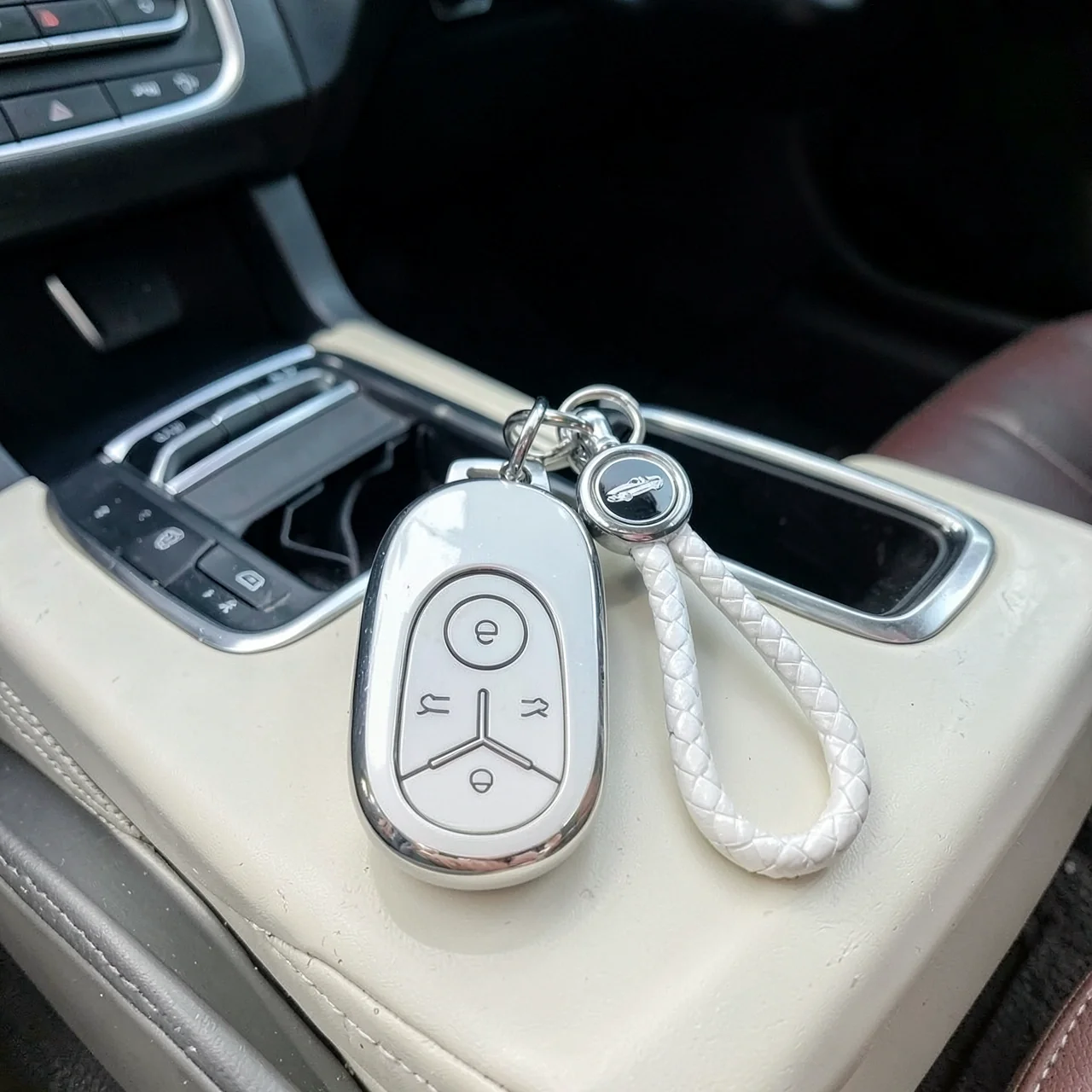 Чехол для ключа Geely Xingyuan серебристый белый