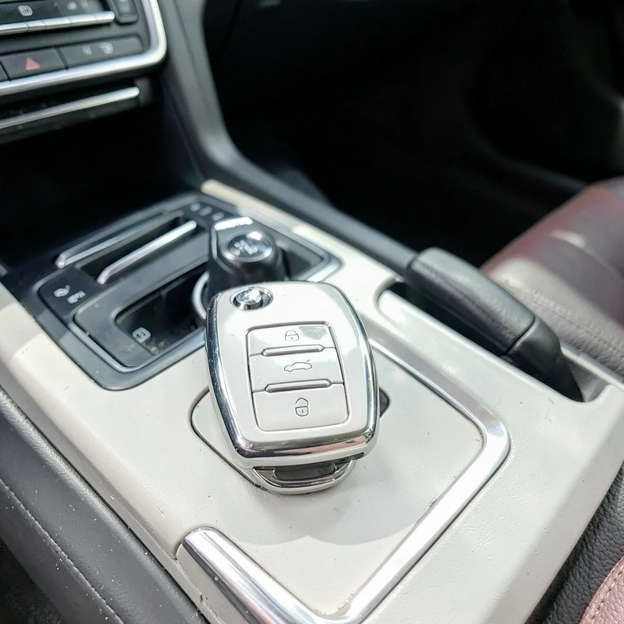 Чехол для ключа Volkswagen серебряный край черный