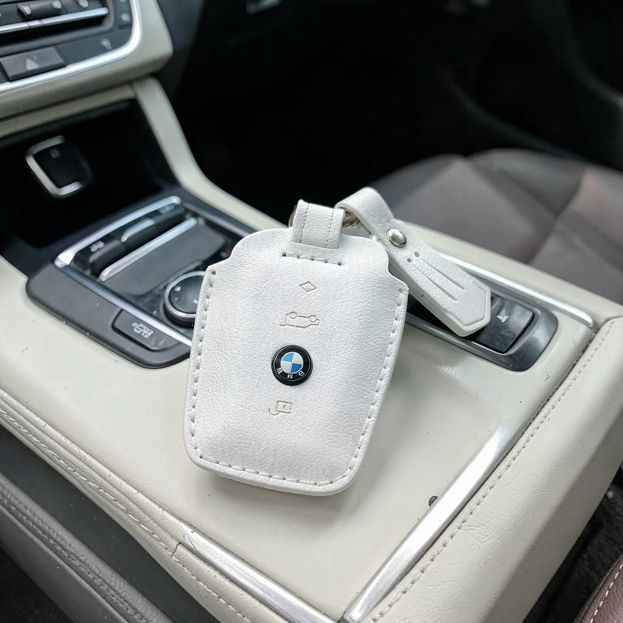 Чехол-ключница BMW A белый с T-образным ремешком