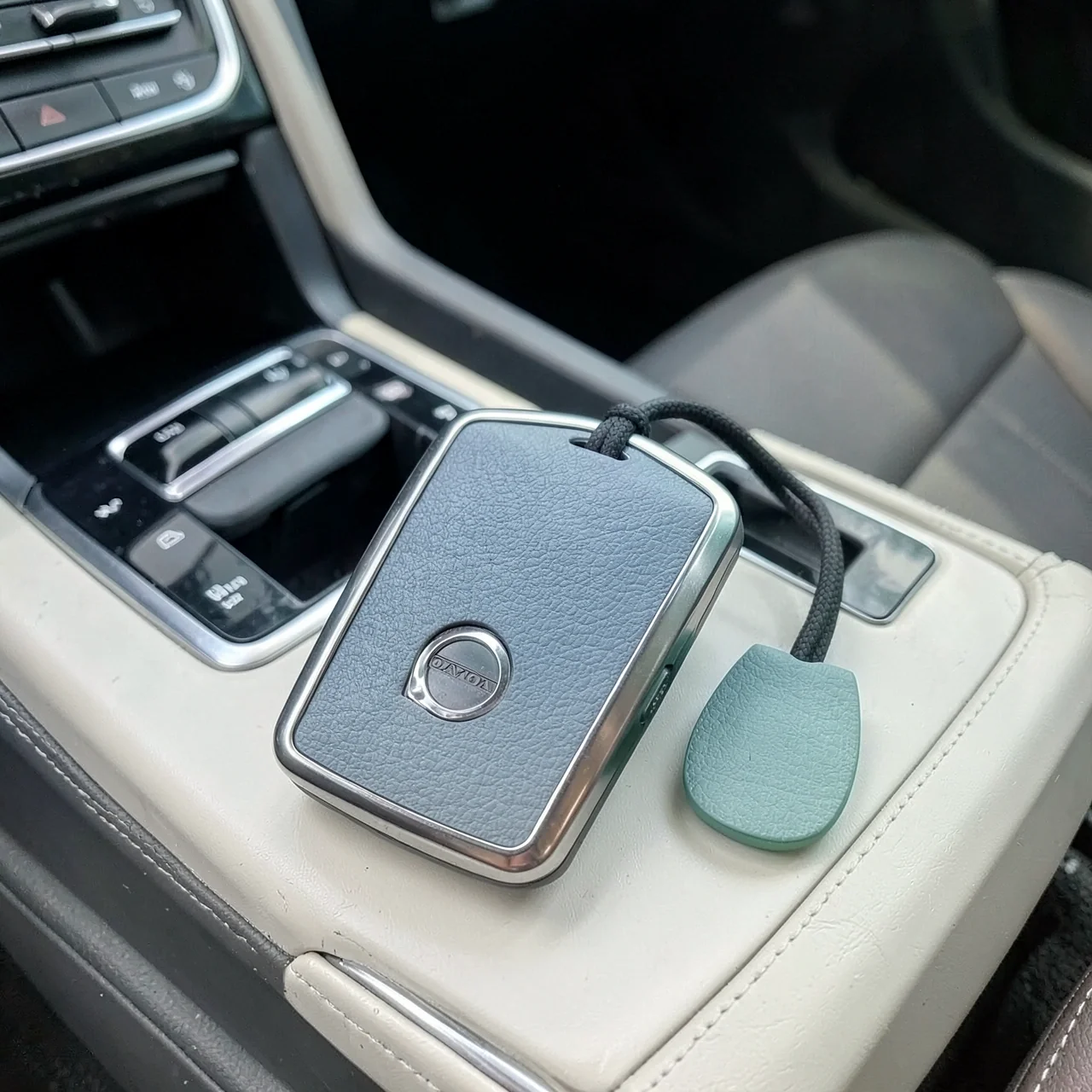 Чехол для ключа Volvo розовый сакура
