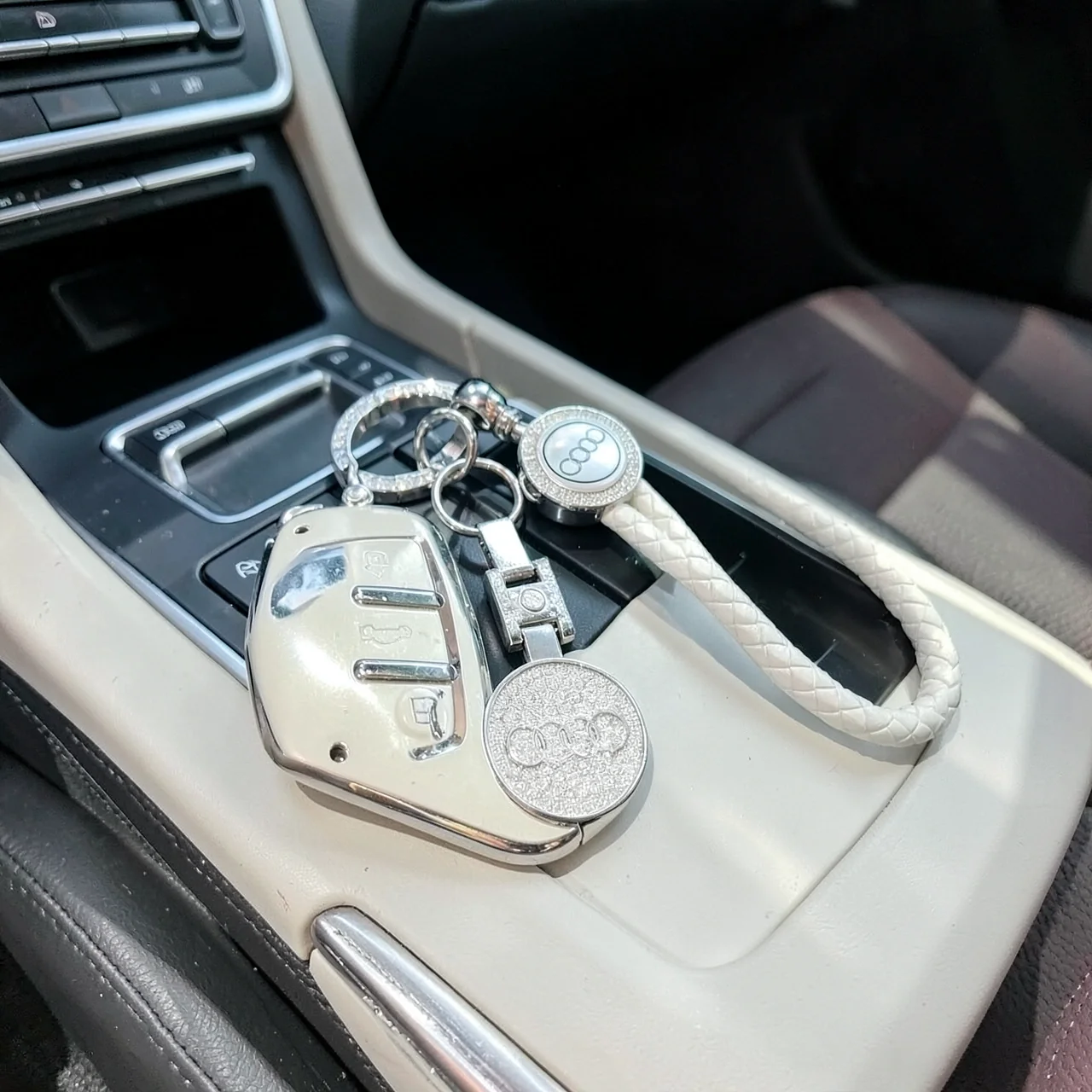 Чехол Audi A белый с кольцом