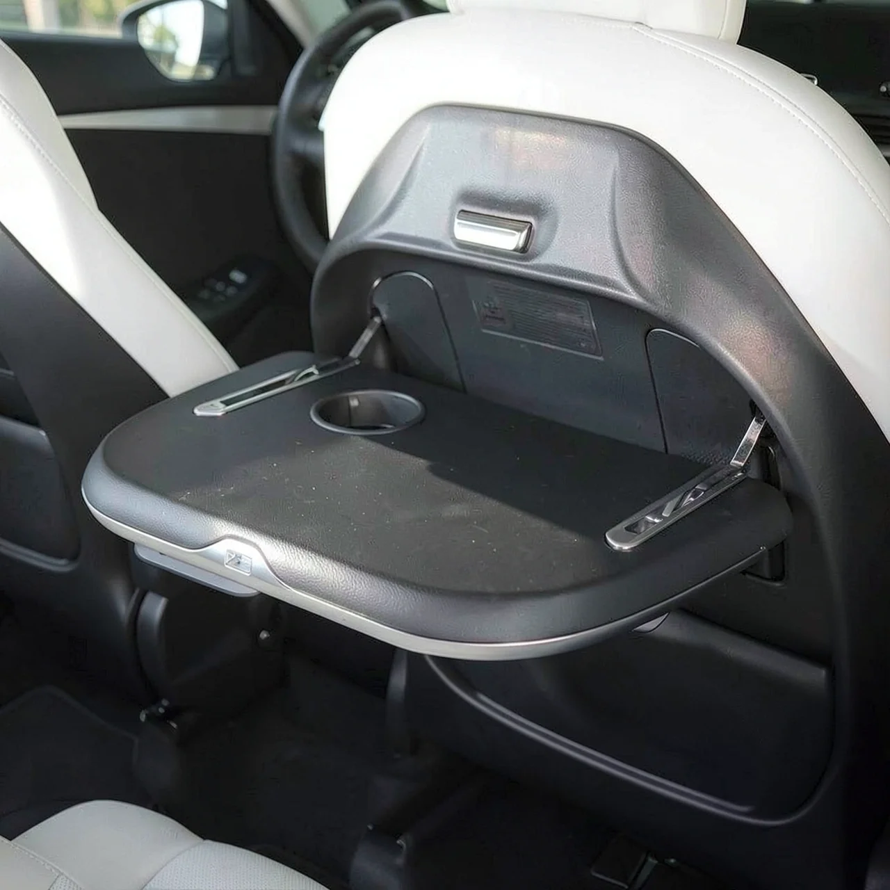 Столик складной Tesla Model Y с беспроводной зарядкой