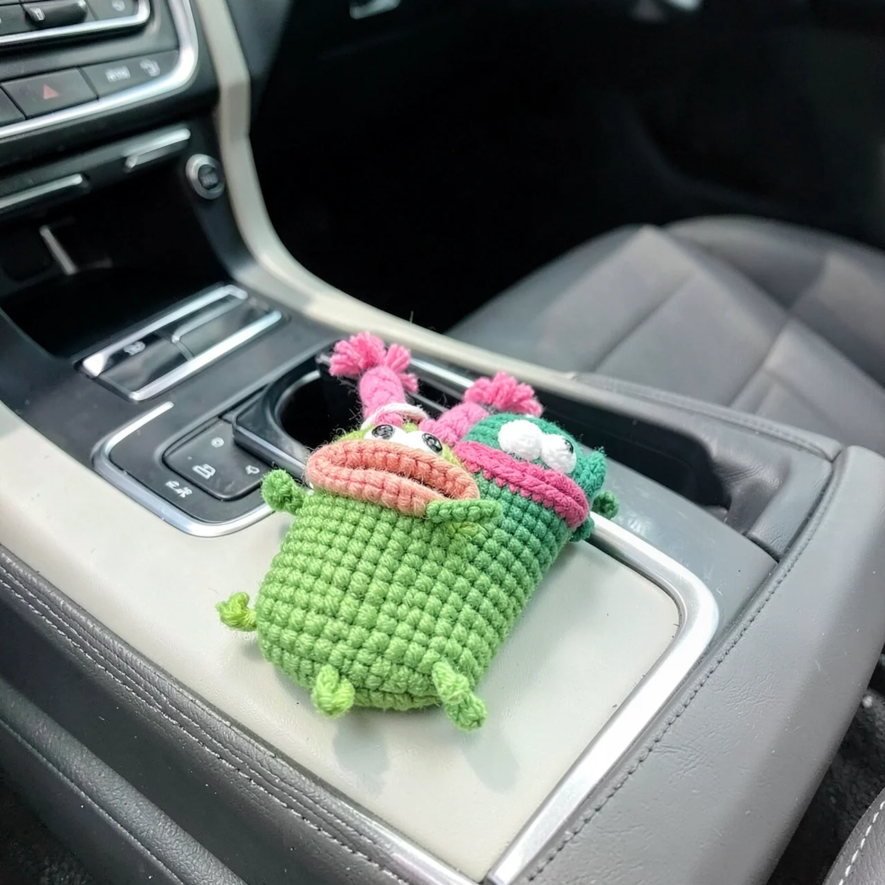 Чехол для ключей вязаный зеленый с розовой косой