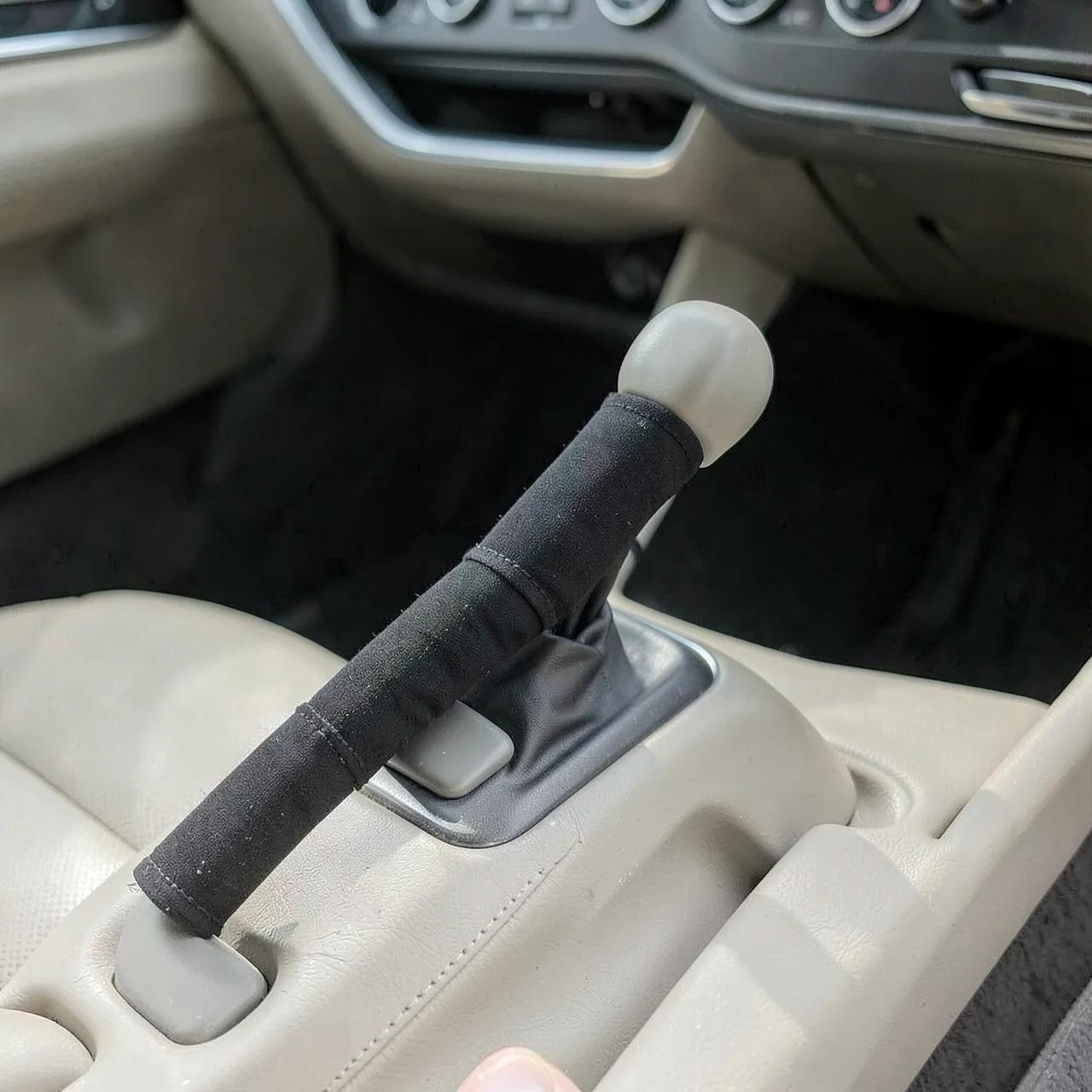 Чехол на ручку потолка автомобиля черный