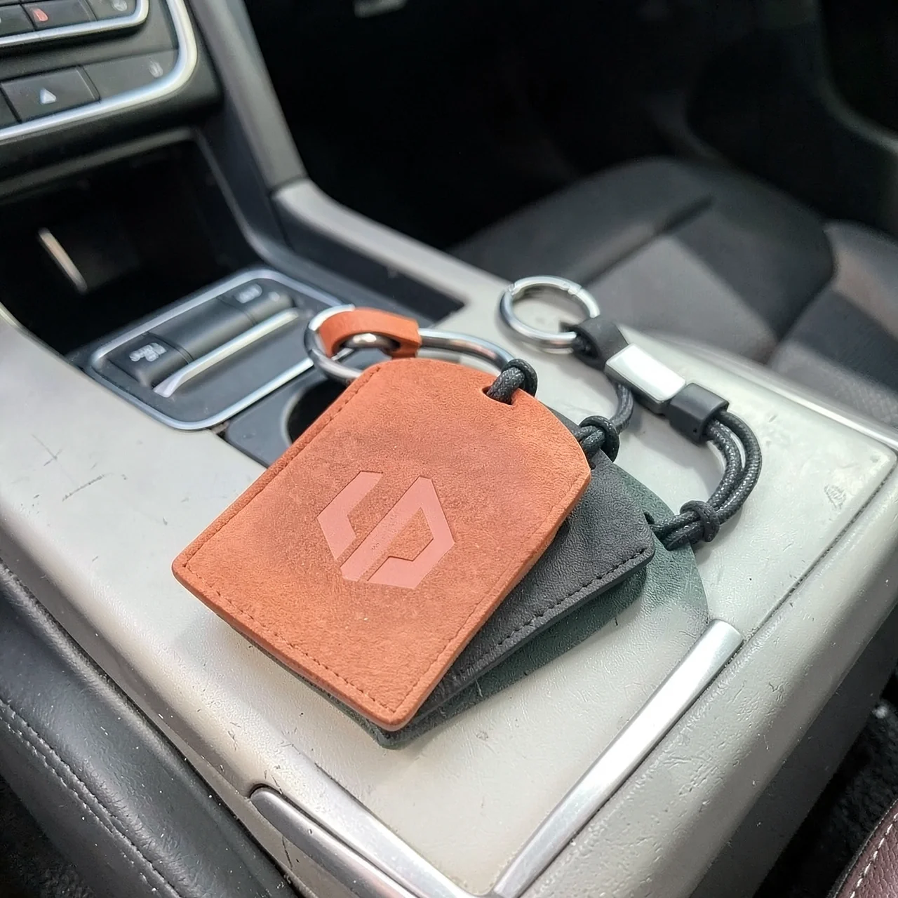 Картхолдер Alcantara черный со спортивным шнурком