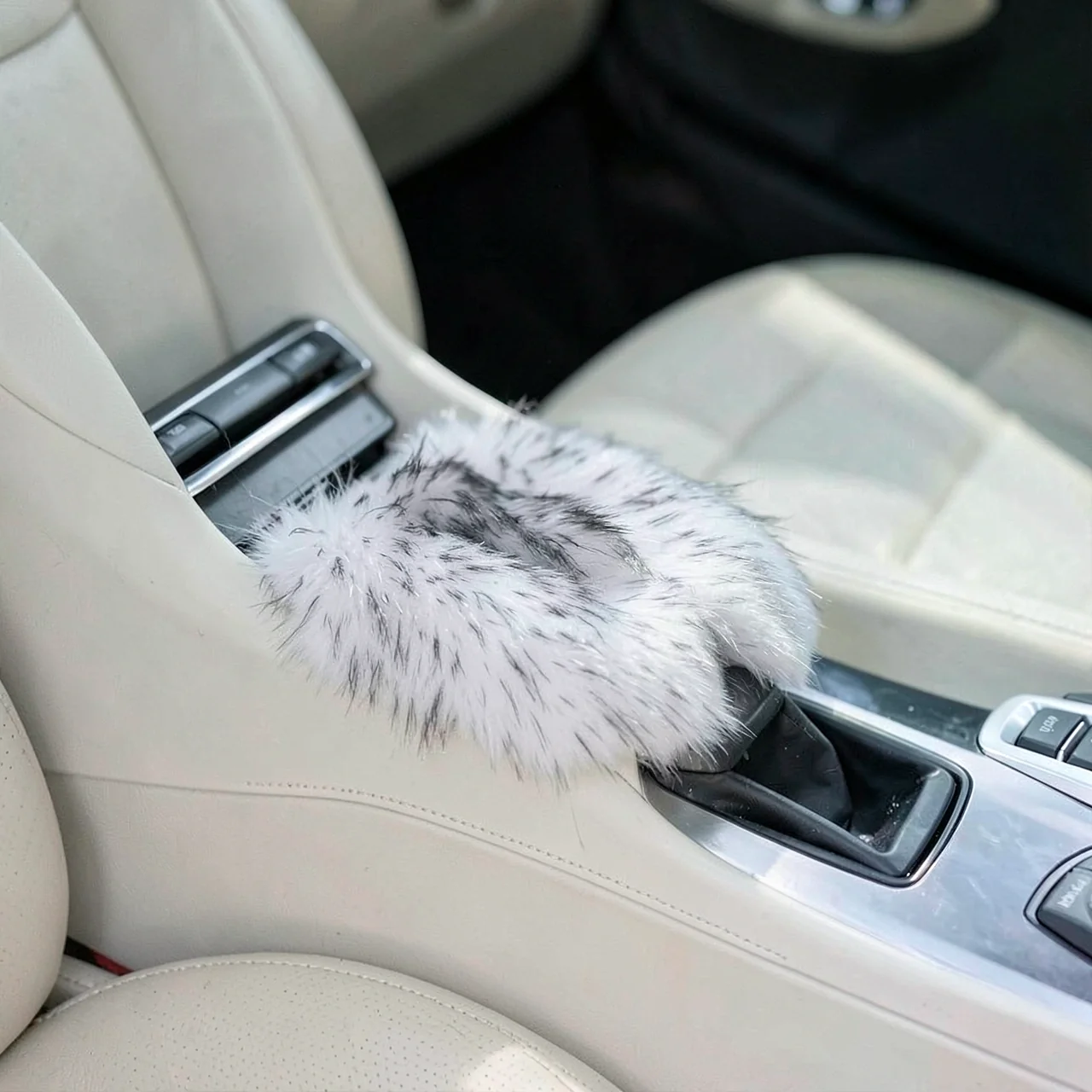 Подлокотник автомобильный белый