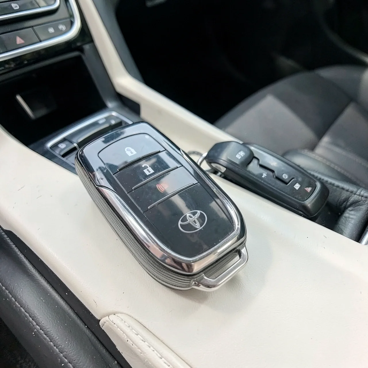 Чехол для ключей Toyota прозрачный черный с подвеской
