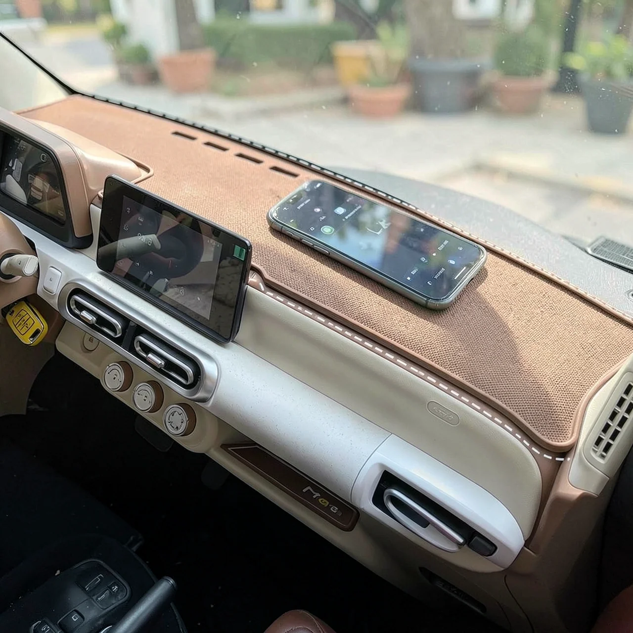 Коврик на приборную панель Wuling Macaron III коричневый