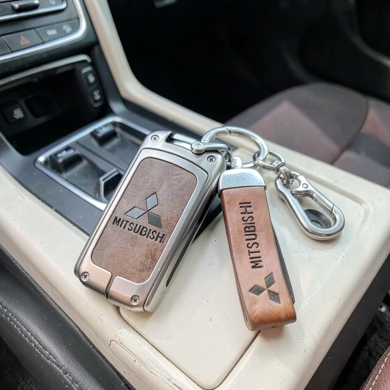Чехол для ключа Mitsubishi Outlander кожаный коричневый с ремешком