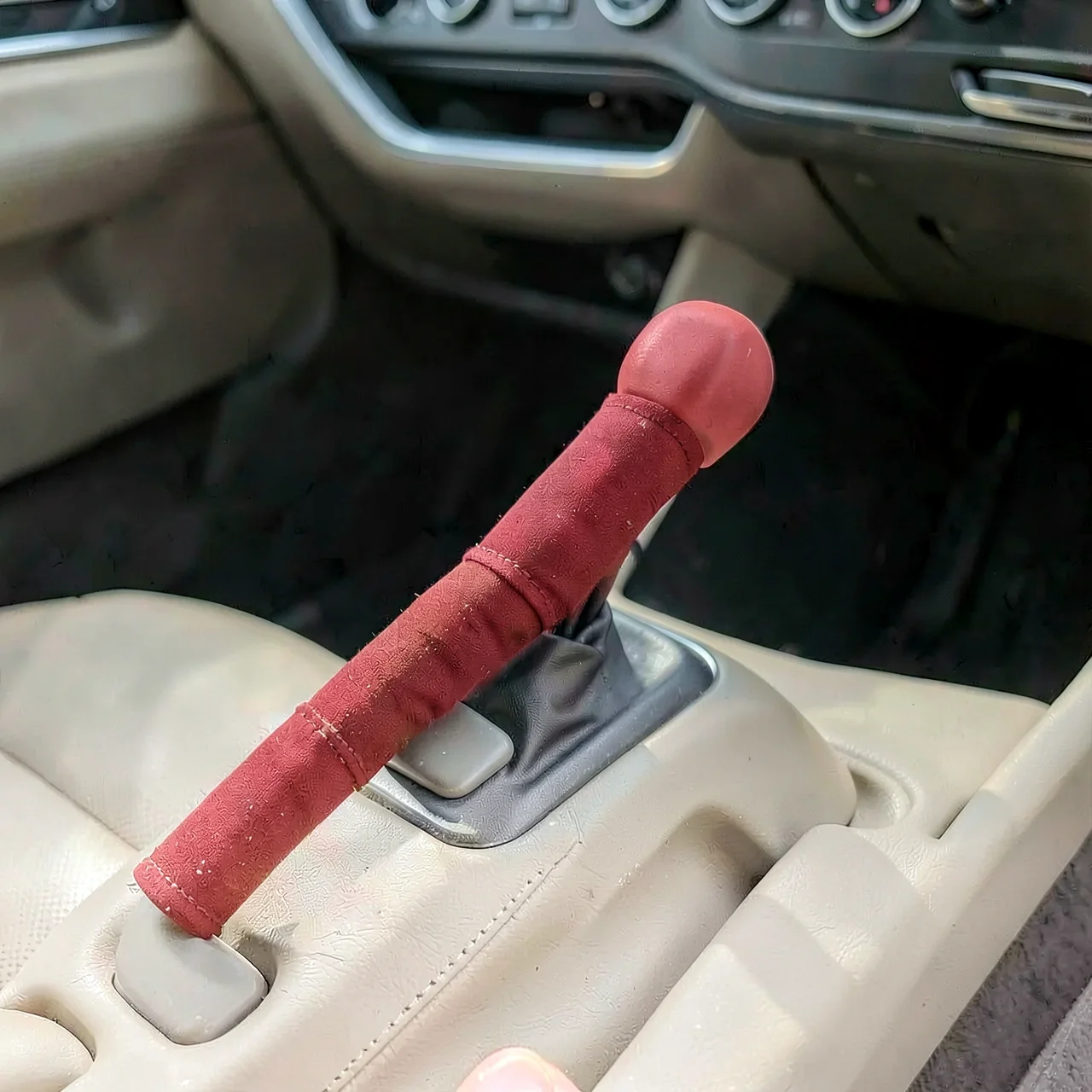 Чехол на ручку потолка автомобиля красный