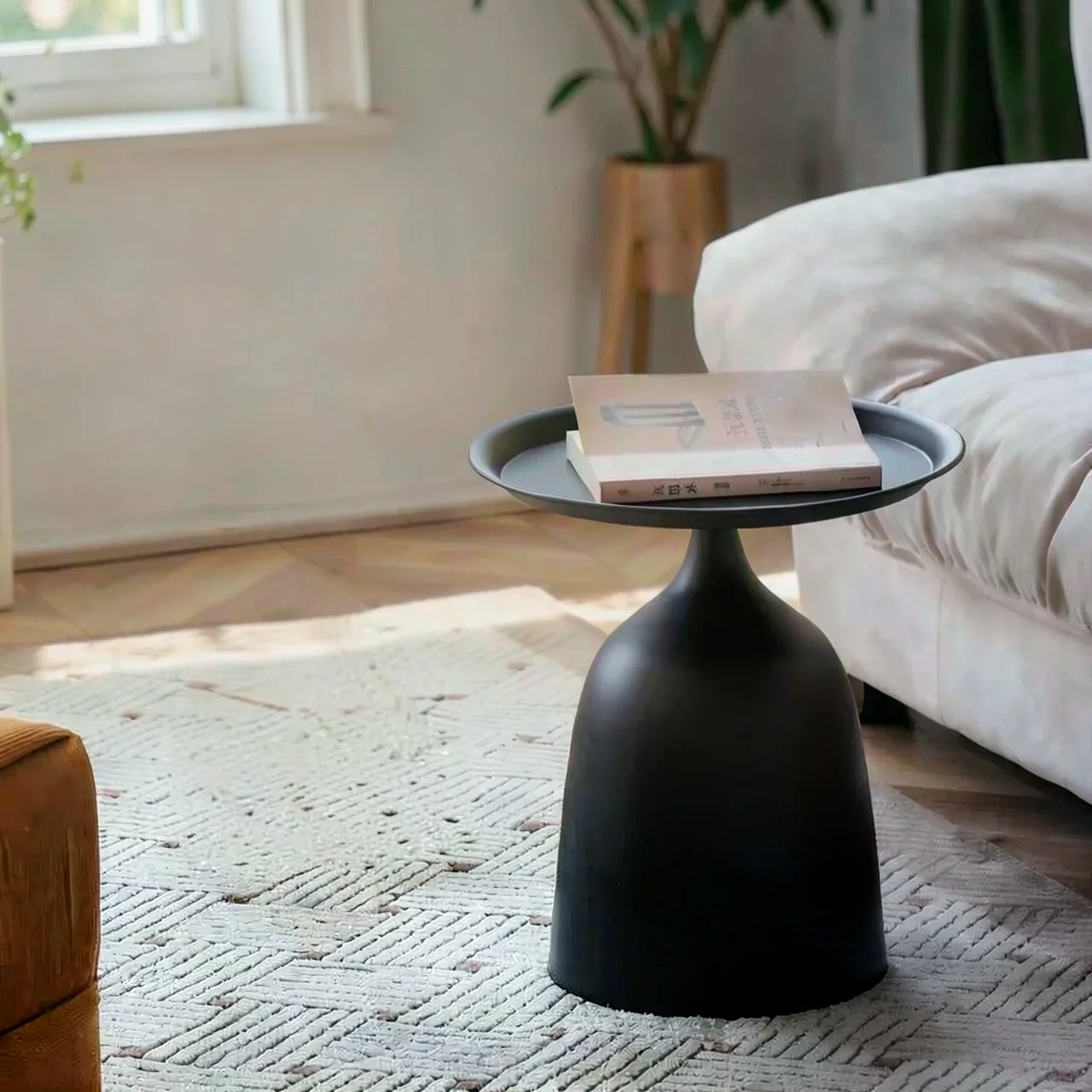 Кофейный столик низкий черный