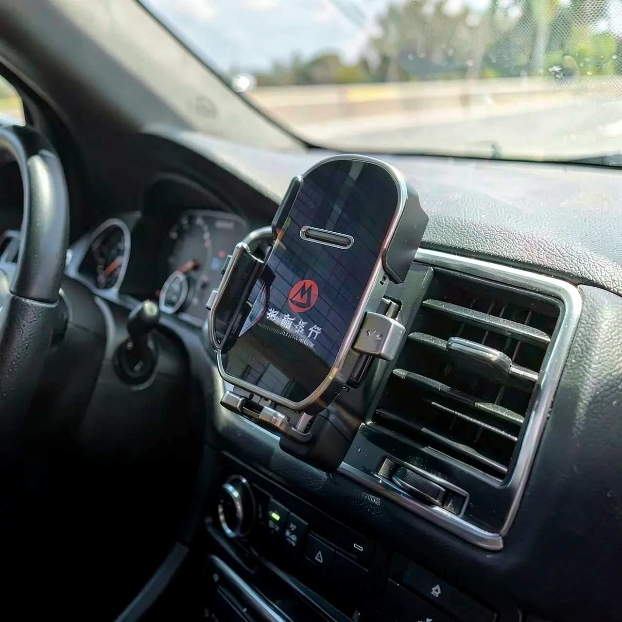 Держатель автомобильный с кабелем