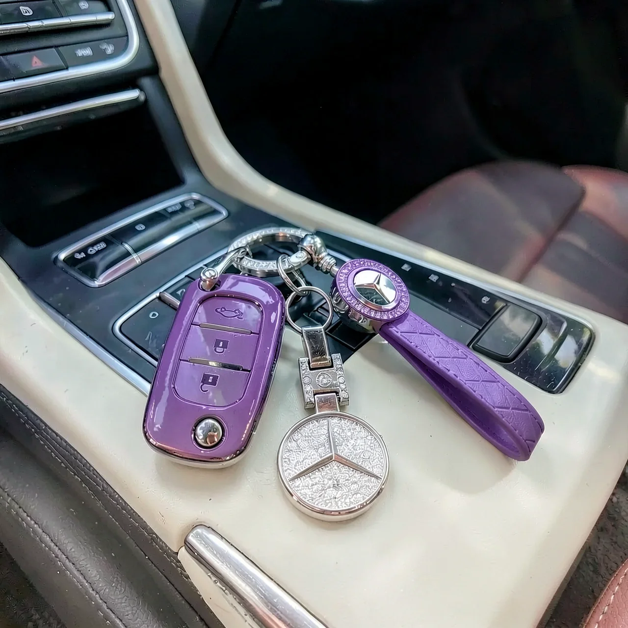Чехол для ключа Mercedes фиолетовый с镶钻车标-皮绳