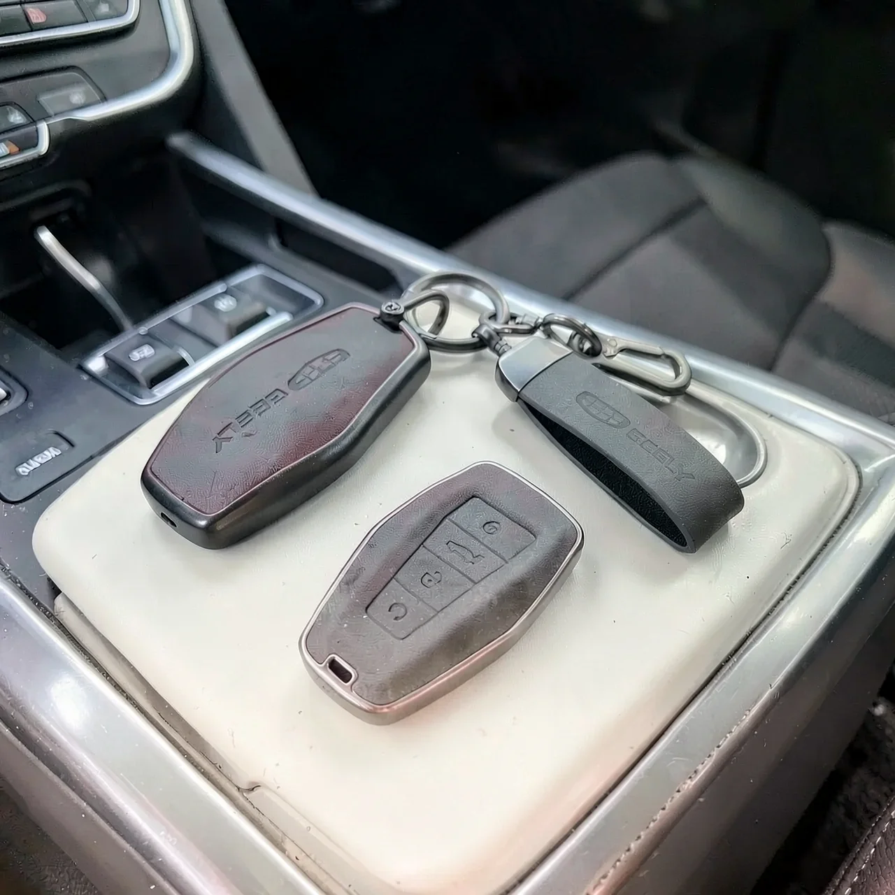 Чехол Geely B коричневый с карабином