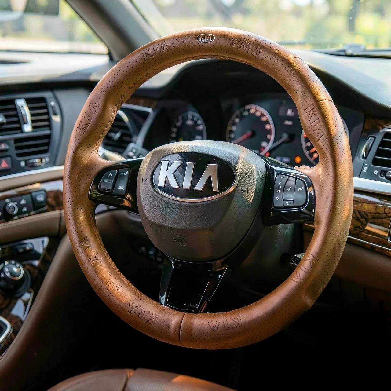 Чехол на руль Kia Hocasen круглый седло-коричневый перфорированный без логотипа