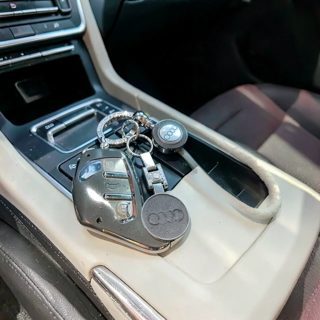 Чехол Audi E черный с кольцом