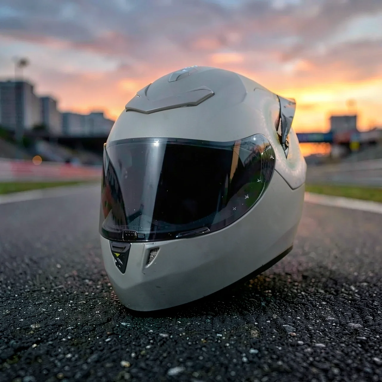 Шлем QKE RR Racing цементно-серый с прозрачным визором
