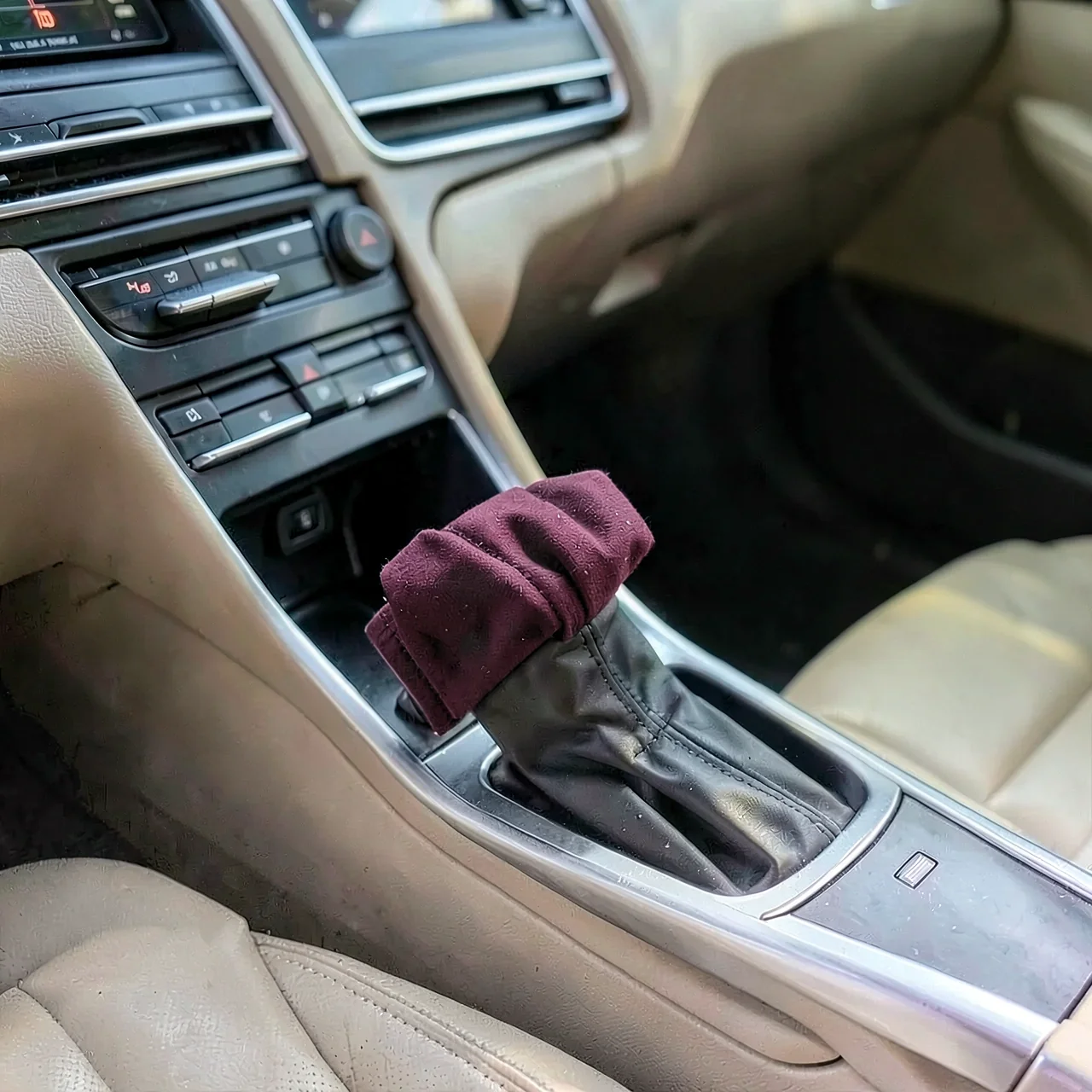 Чехол на ручку автомобиля черно-красный