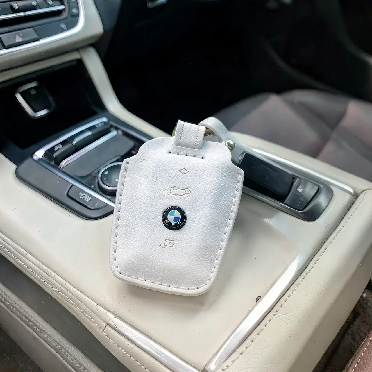 Чехол-ключница BMW B белый с биркой