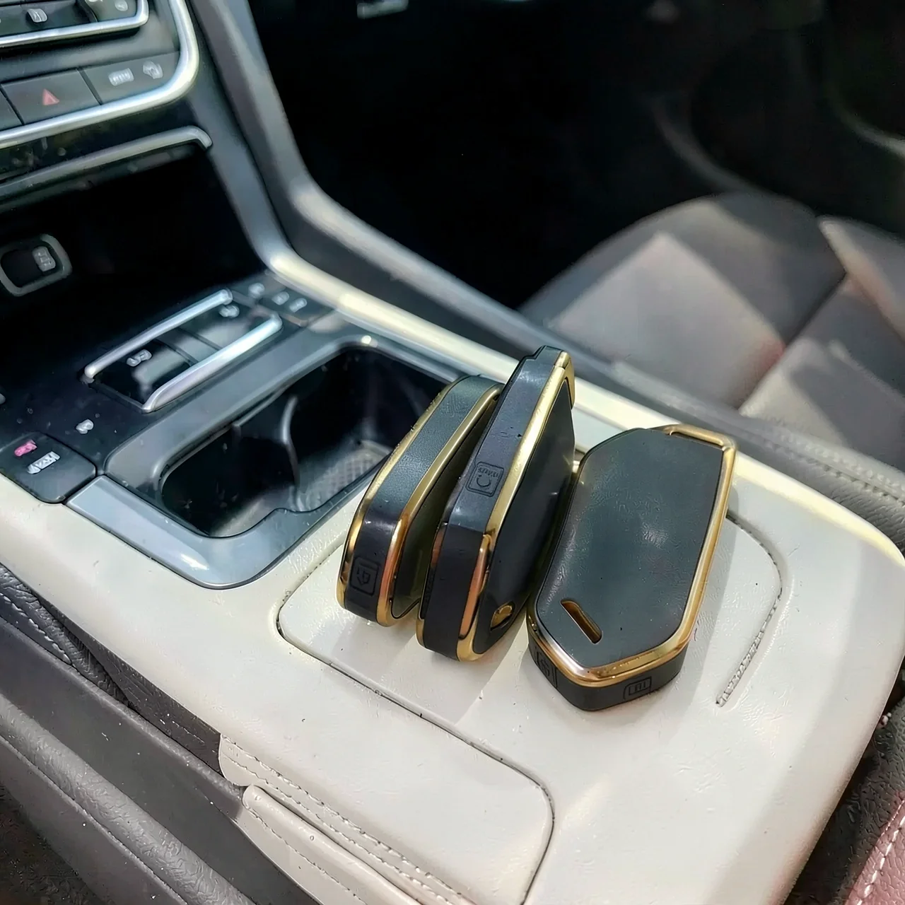 Чехол для ключа Kia черный золотистый
