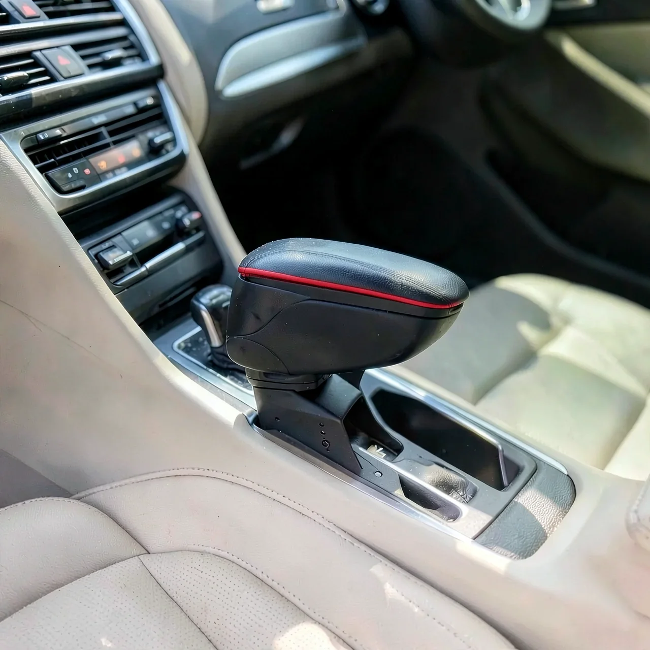 Подлокотник автомобильный с красной строчкой