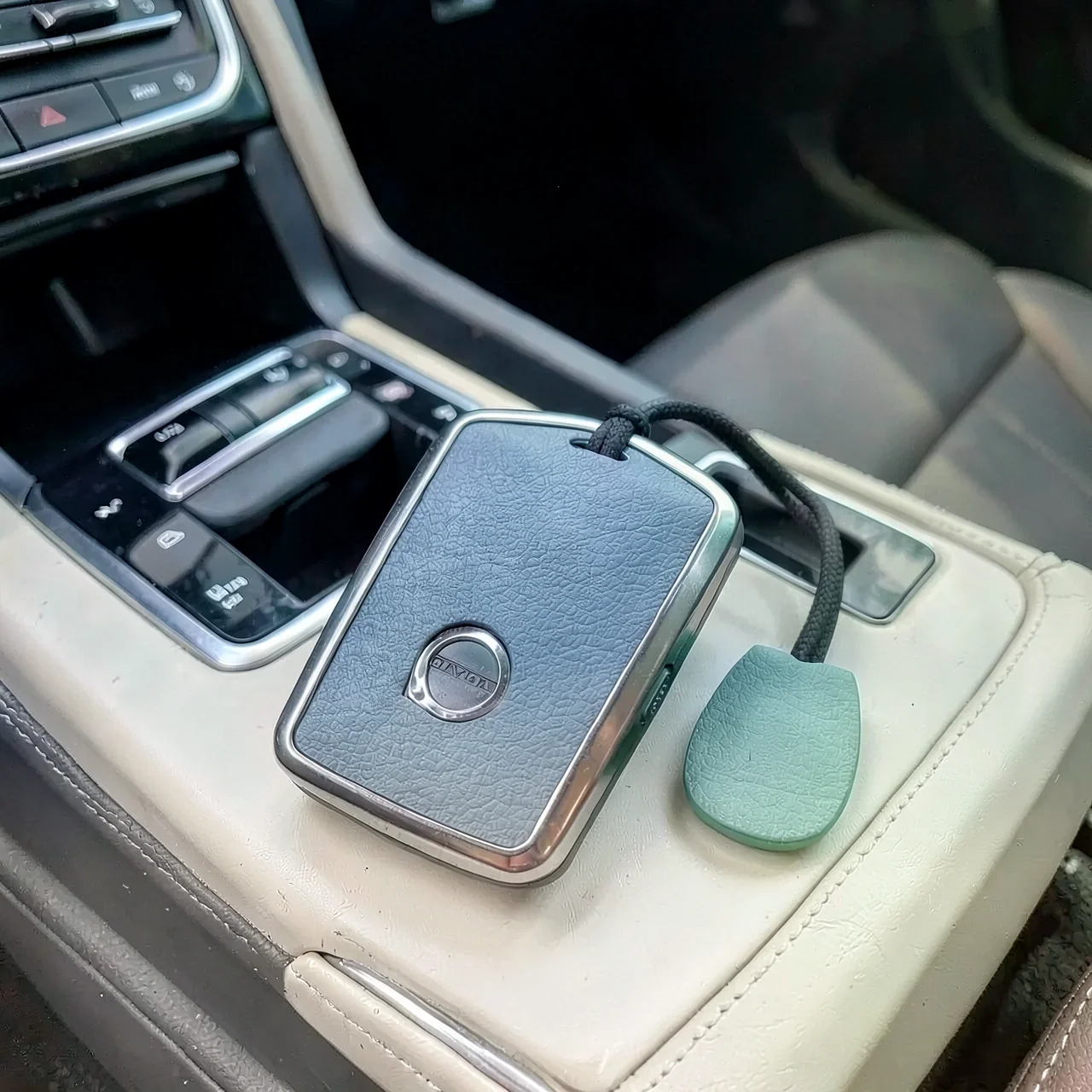 Чехол для ключа Volvo серый без логотипа кулон