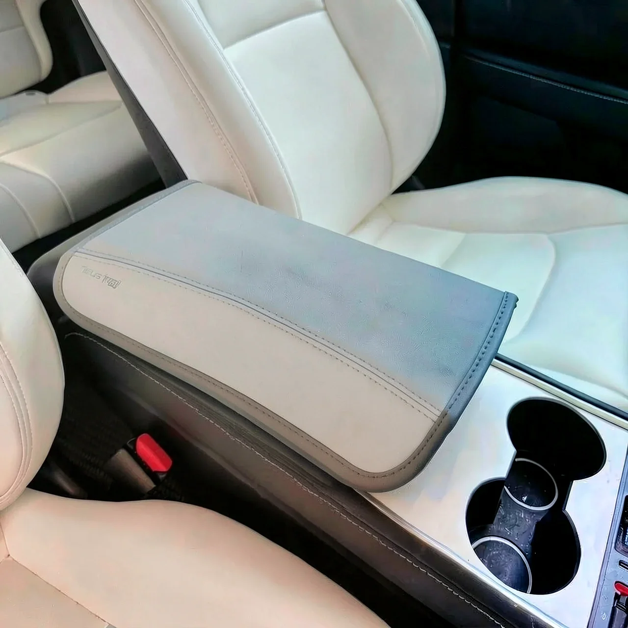 Чехол подлокотника Coolqi Tesla Refresh белый с тиснением