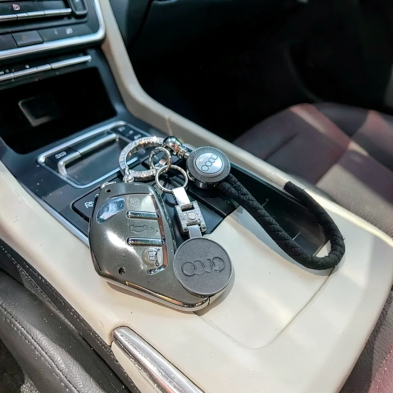 Чехол Audi D черный с логотипом и ремешком