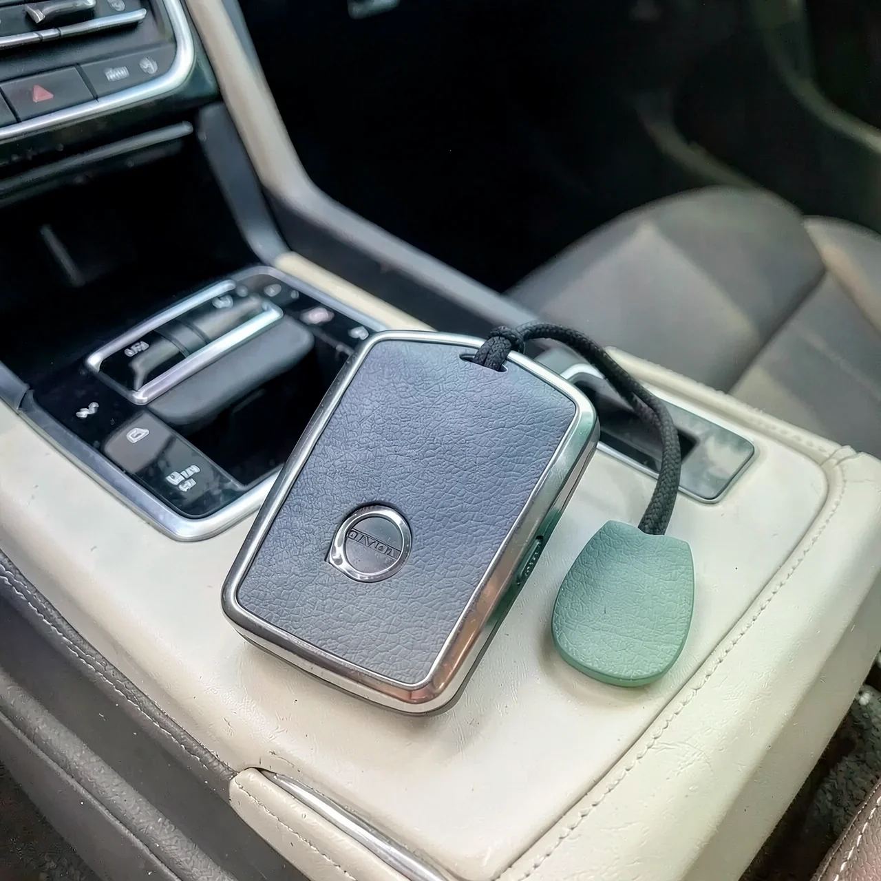 Чехол для ключа Volvo оранжевый кулон