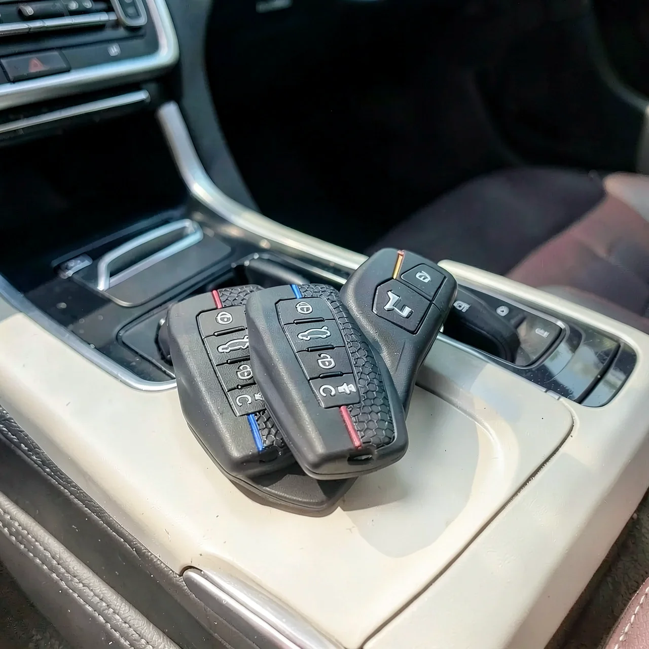 Чехол для ключей Geely черный с синей строчкой