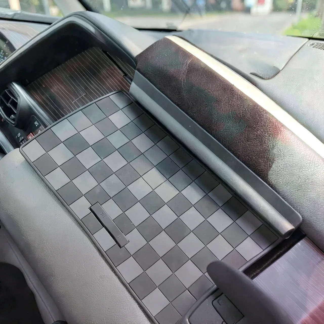Коврик в перчаточный ящик Toyota Granvia черно-коричневый