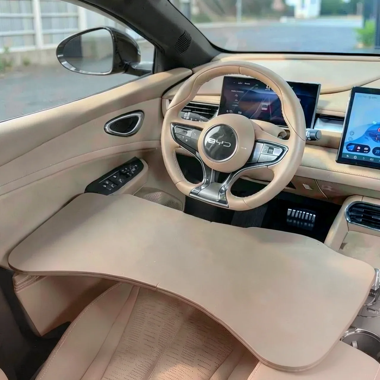 Столик складной для BYD Dolphin черный