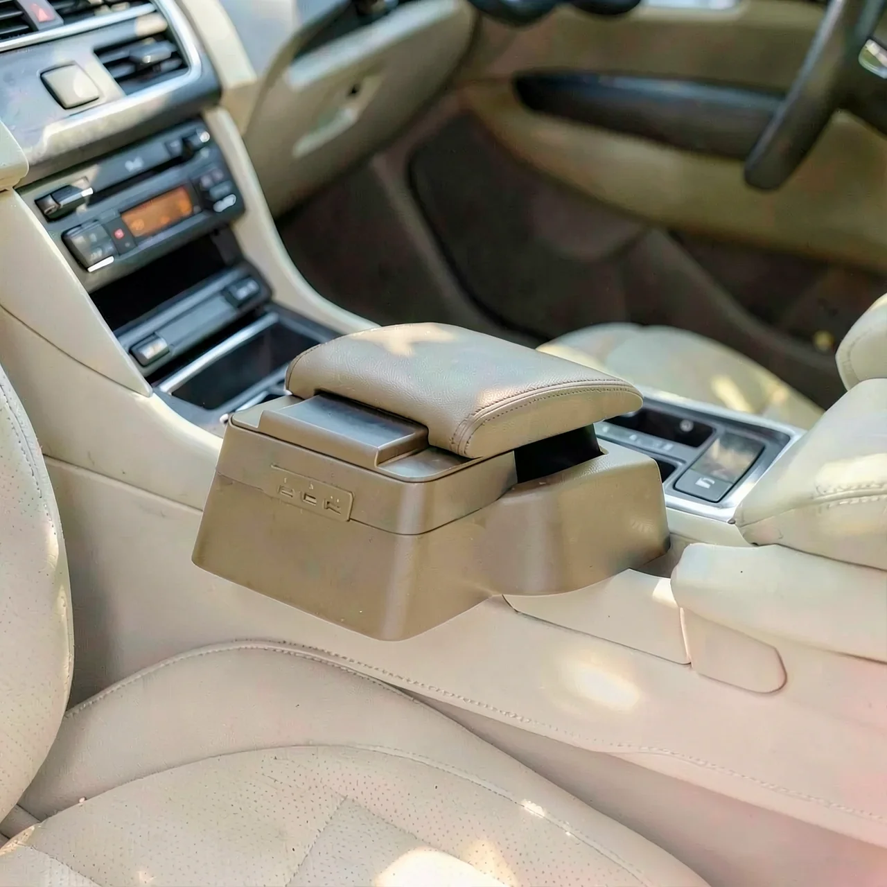Подлокотник автомобильный бежевый
