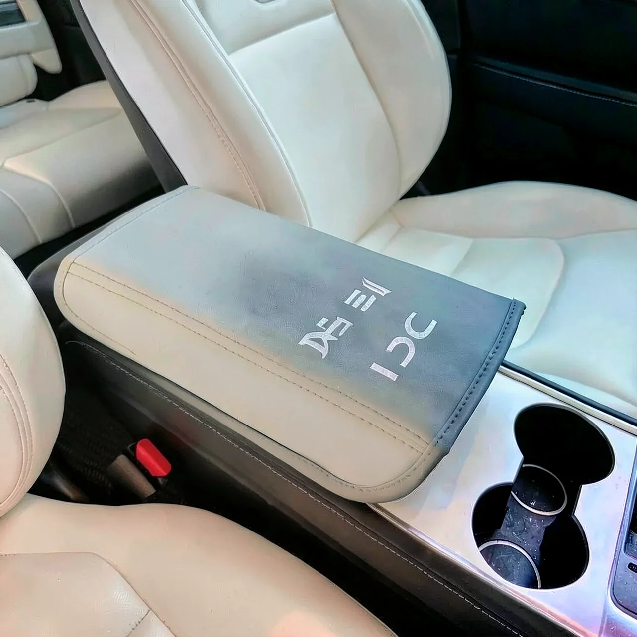 Чехол подлокотника Tesla с принтом белый