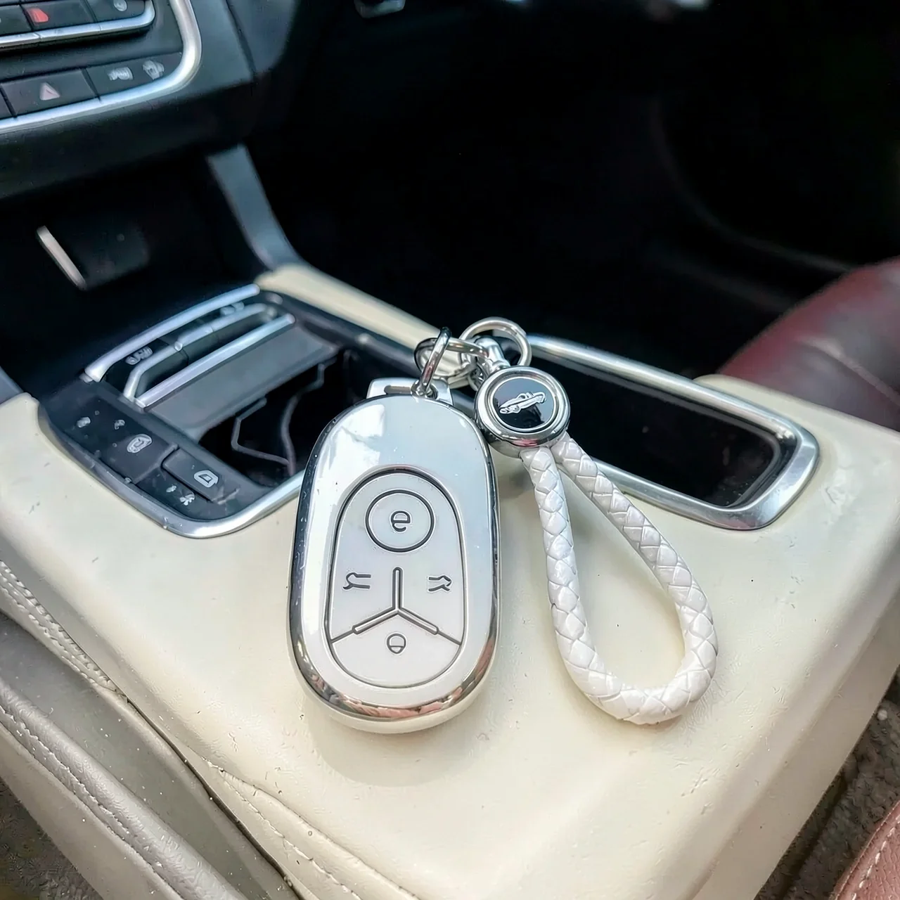 Чехол для ключа Geely Xingyuan белый с брелком-машинкой