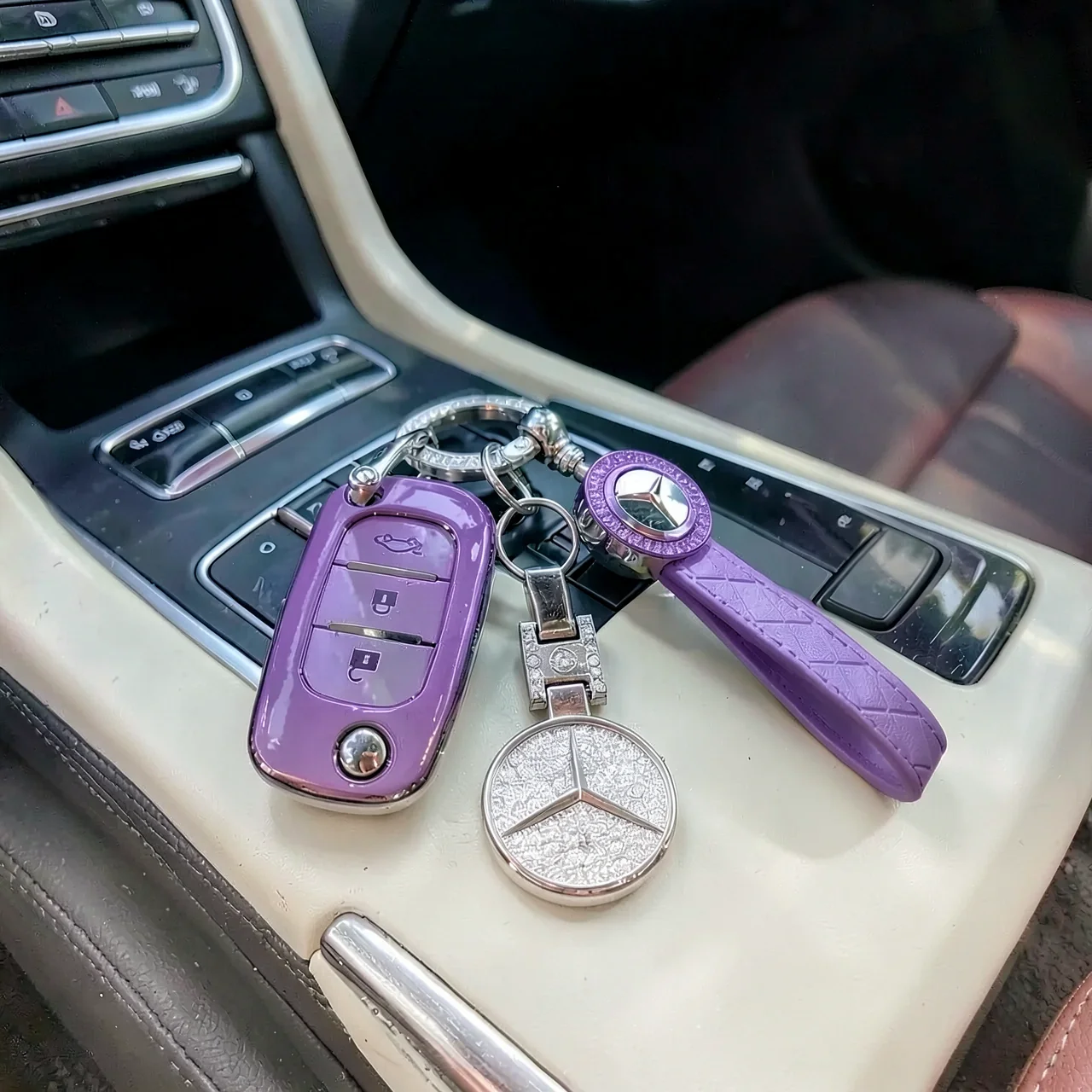Чехол для ключа Mercedes фиолетовый с车标皮绳