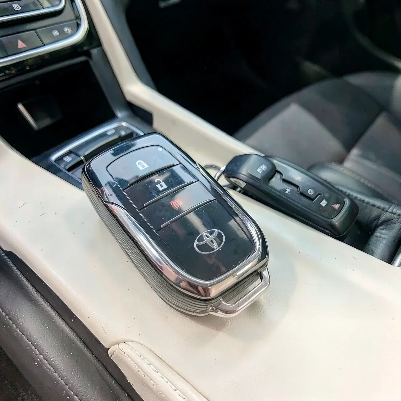 Чехол для ключей Toyota прозрачный черный с подвеской вогнутый
