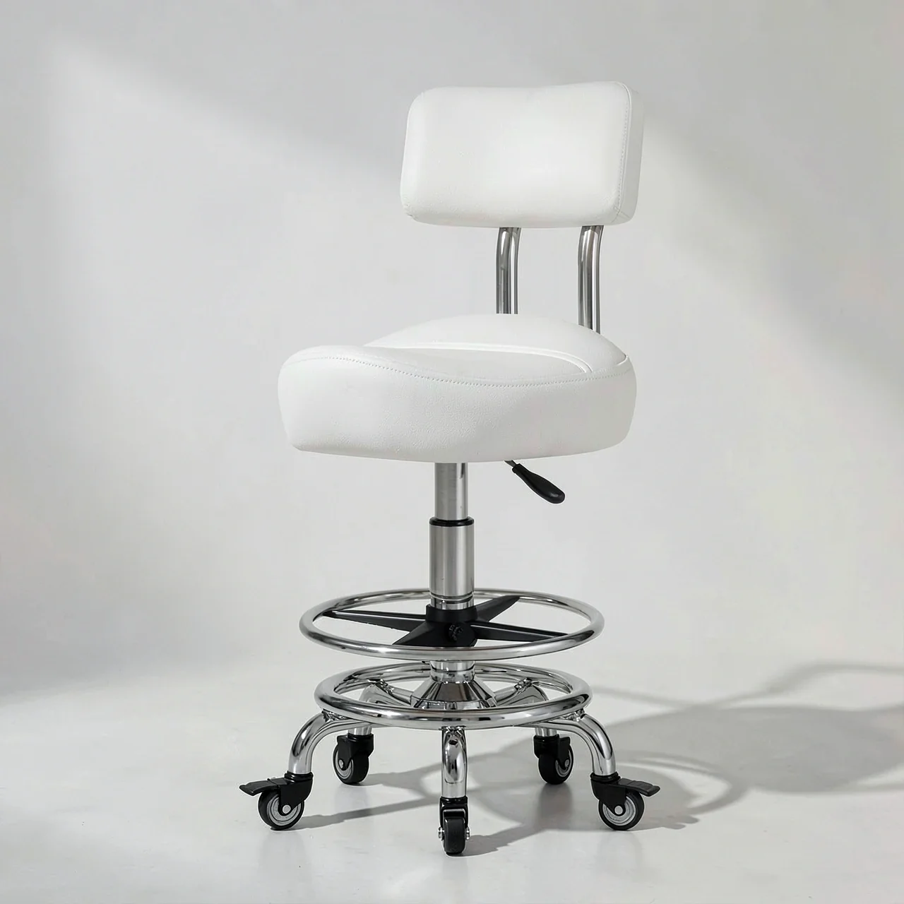 Стул-седло белый с тормозными колесами