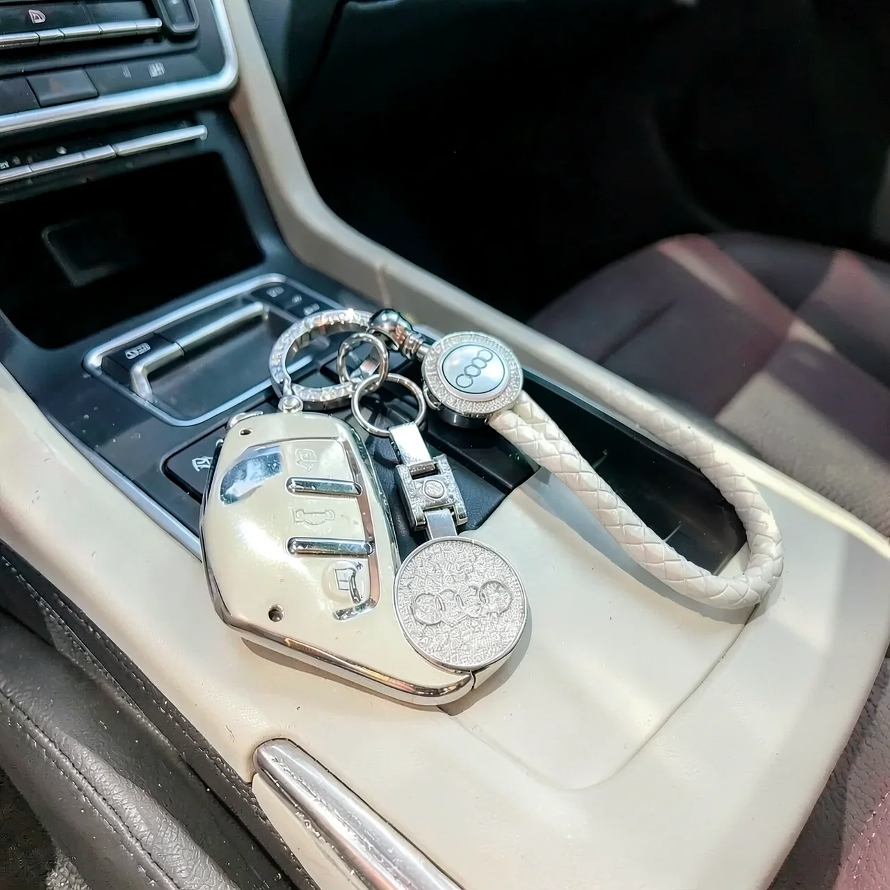 Чехол Audi D белый с ремешком