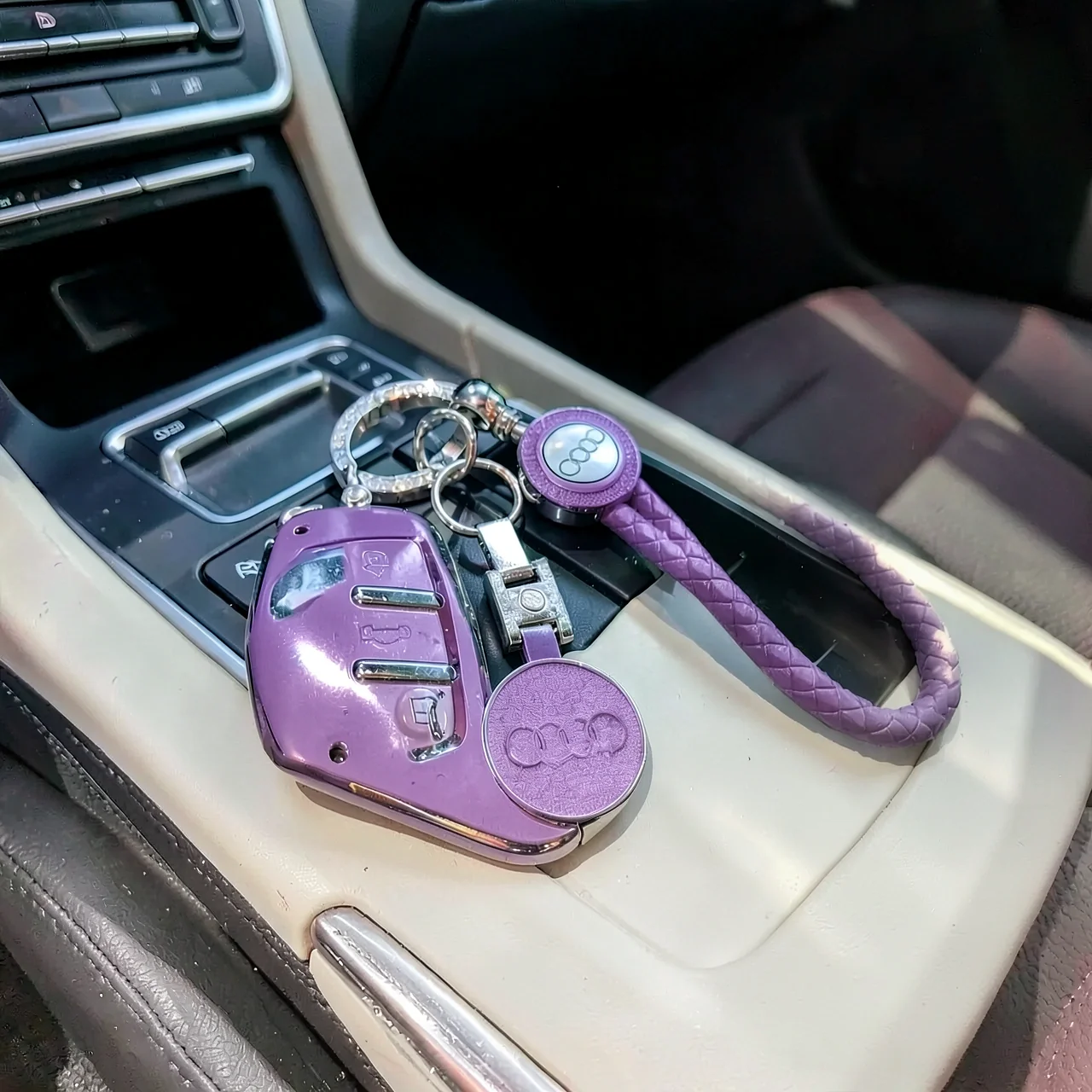 Чехол Audi A фиолетовый с логотипом и ремешком