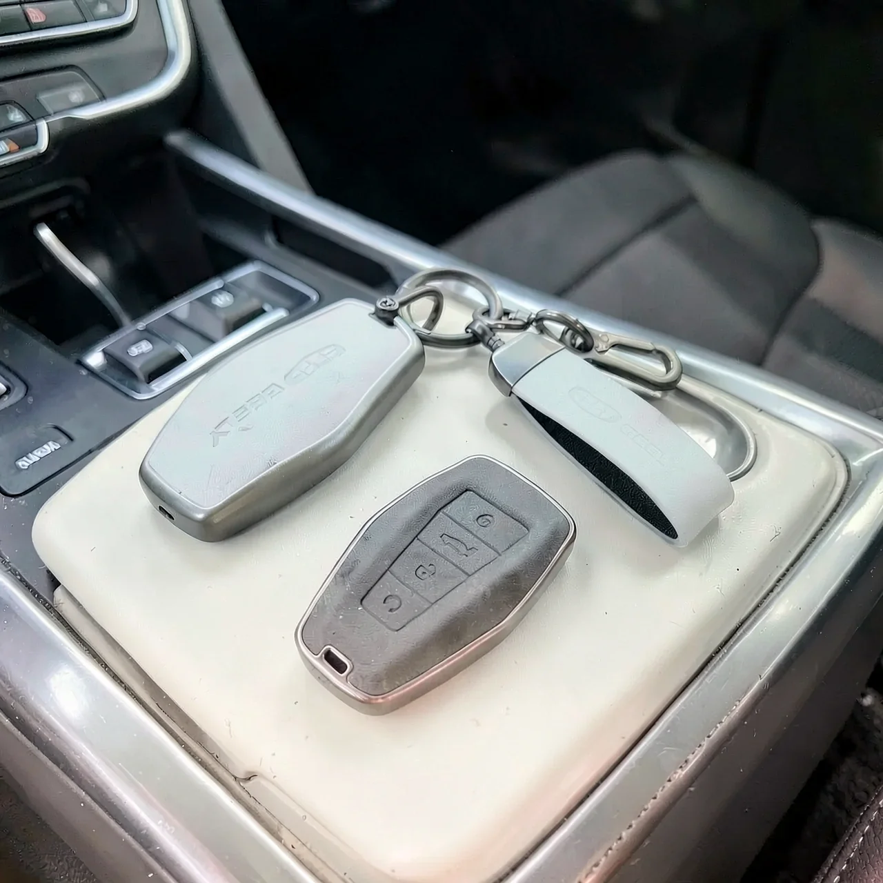 Чехол Geely B белый с карабином