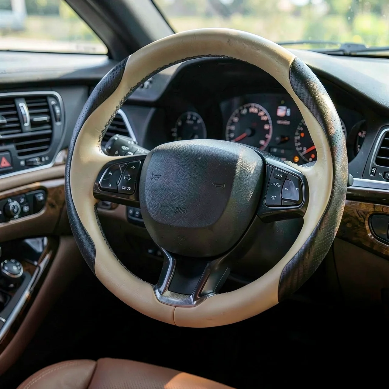 Чехол на руль Haval H6 белый черное тиснение