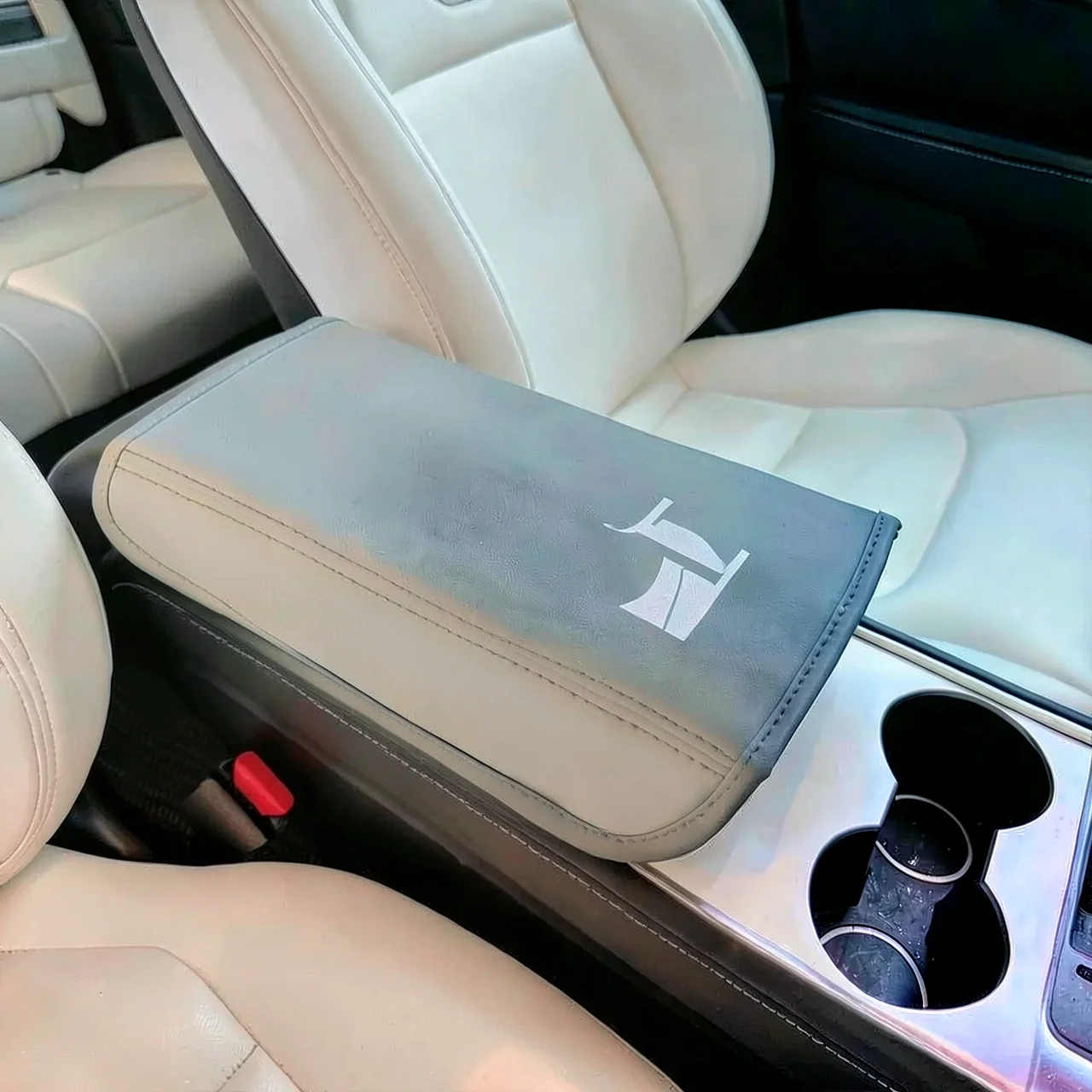 Чехол подлокотника Tesla с тиснением белый
