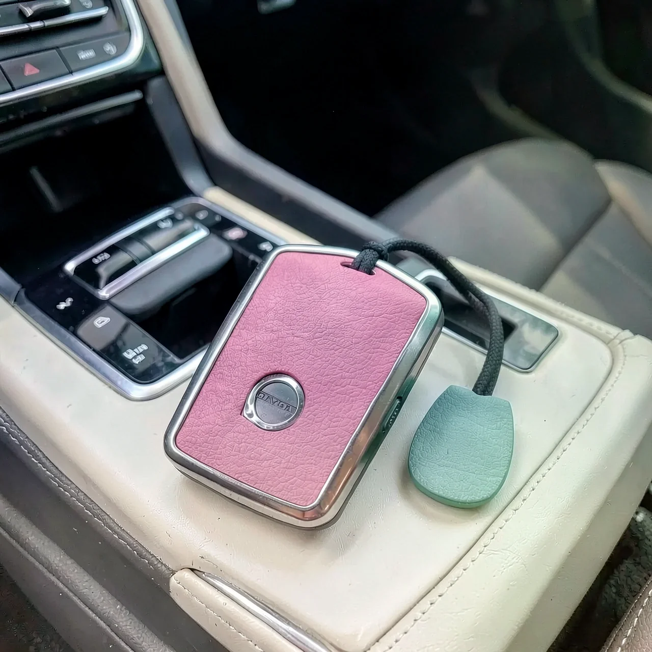 Чехол для ключа Volvo розовый сакура без логотипа