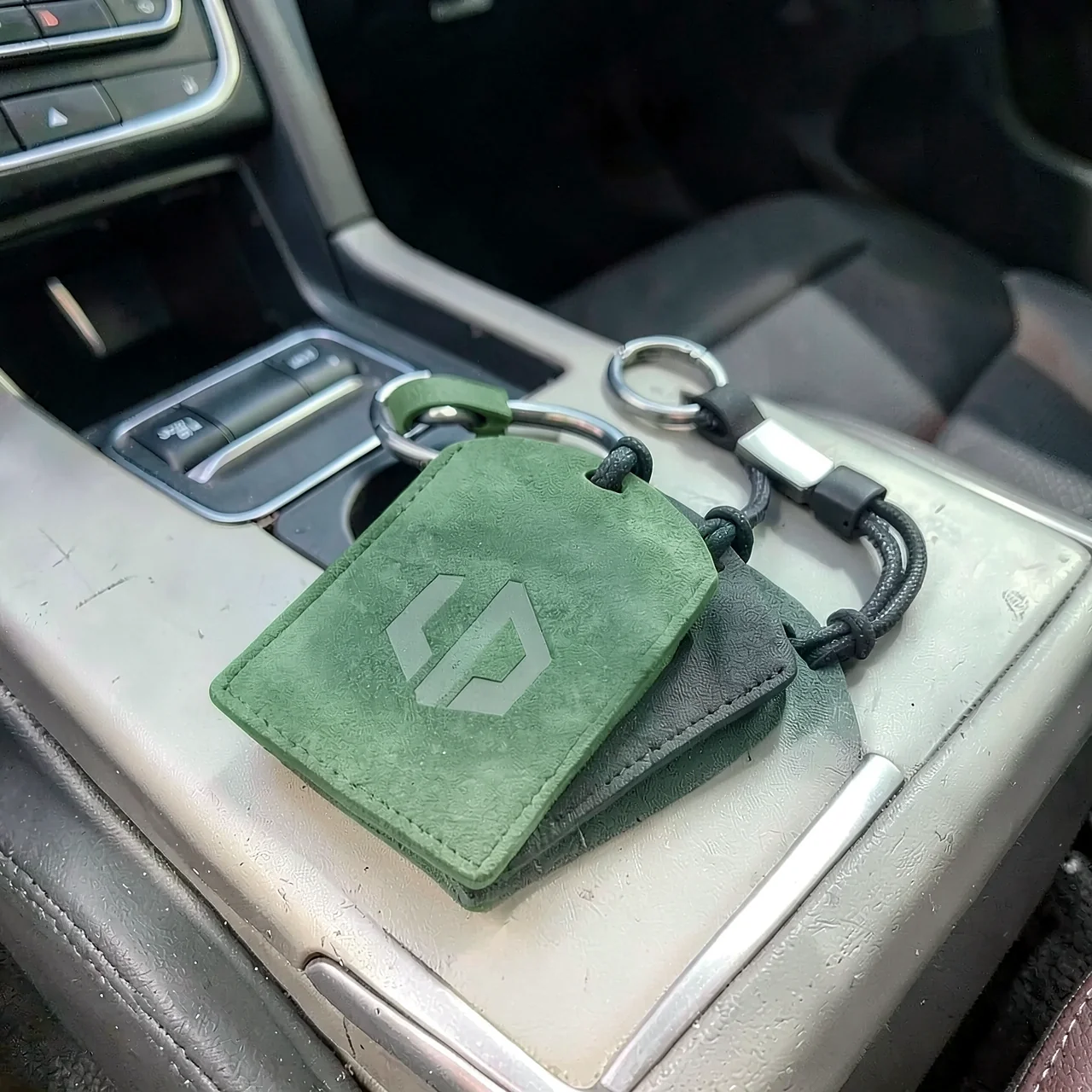 Картхолдер Alcantara зеленый со спортивным шнурком