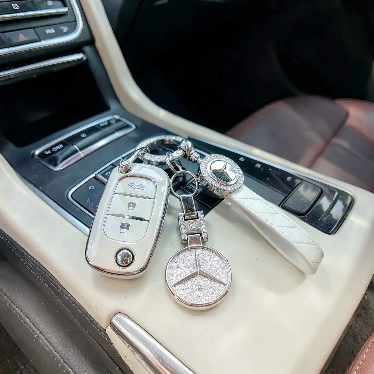 Чехол для ключа Mercedes белый с镶钻车标