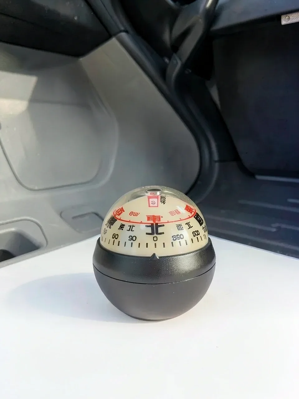 Компас автомобильный с защитным козырьком